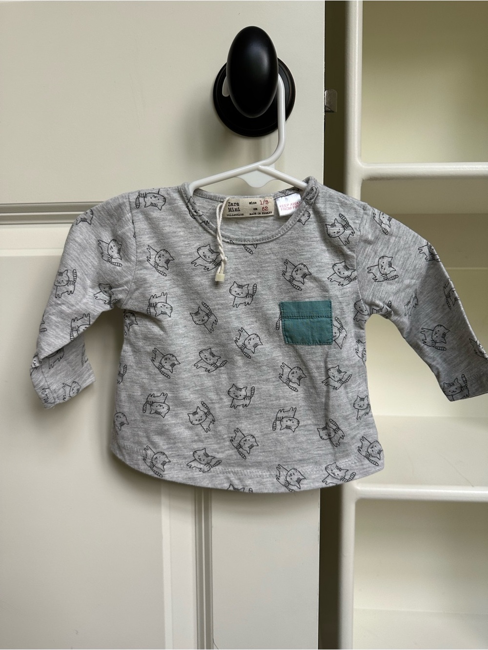 NEW Zara Gray Long-Sleeve Tee with Teal Pocket and Cat Print